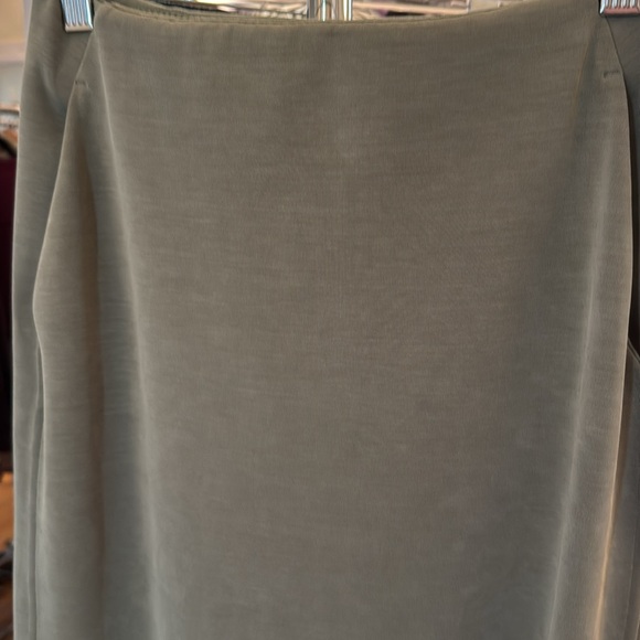 Like New Lululemon Softstreme High Rise Midi Skirt sz 4 sage - Picture 6 of 6